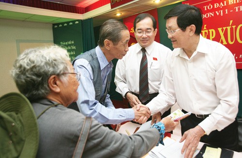Chủ tịch nước Trương Tấn Sang (phải) gặp gỡ cử tri TP.HCM - Ảnh: Đào Ngọc Thạch